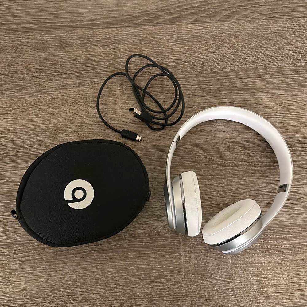 Beats Solo 3 Wireless Over Ear Headphones Color Silver and White